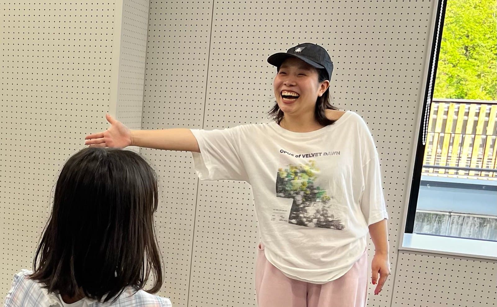 笑顔で子どもに声をかける彩乃先生