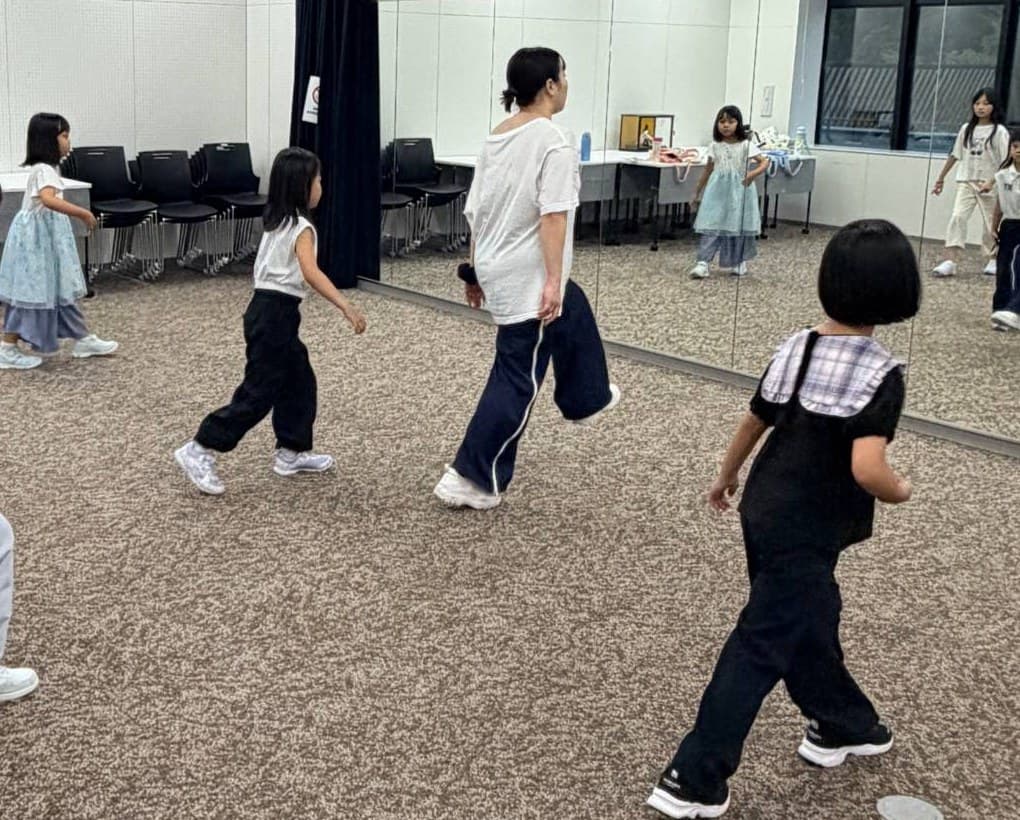 先生と一緒に、それぞれのペースでステップを練習する子どもたち