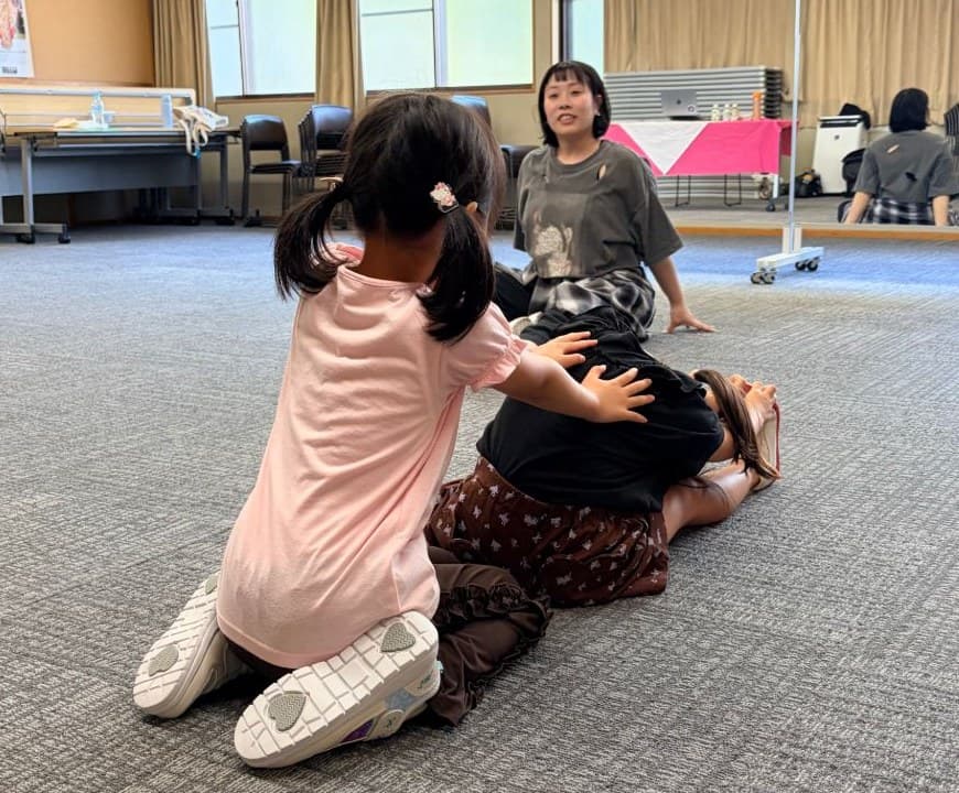 先生と一緒にストレッチをする子どもたち